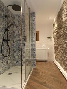 维特科维采Chata Šeřín的浴室设有玻璃淋浴间,铺有蓝色瓷砖