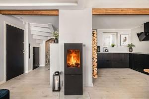 卑尔根Dinbnb Apartments I Luxury Feel 100m from Bryggen的客厅位于中间,设有壁炉