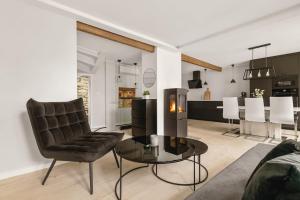 卑尔根Dinbnb Apartments I Luxury Feel 100m from Bryggen的客厅配有沙发和桌子
