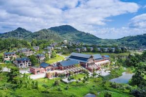 琼中海南琼中福朋喜来登酒店的享有度假村的空中景致,以山脉为背景