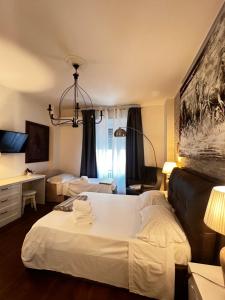 佛罗伦萨Residenza Anton Doni的酒店客房设有两张床和吊灯。