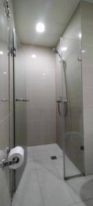 马尼拉RENTZONE88的浴室配有淋浴间和卫生间。