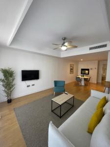 卡萨雷斯LUXURY Casares del Mar D BJ2的客厅配有白色沙发和电视