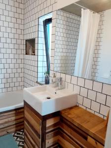 奥德赛克斯ZENergy - GUEST HOUSE的浴室设有白色水槽和镜子