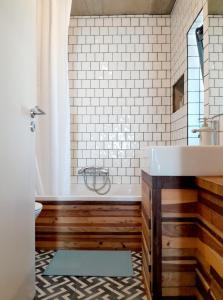 奥德赛克斯ZENergy - GUEST HOUSE的带浴缸和盥洗盆的浴室