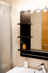 宏达瑞比亚Jaizkibel by Basquelidays的一间带水槽和镜子的浴室