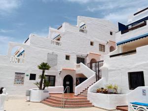 El GuinchoCoral Bay Port Royale的一座白色的建筑,前面有楼梯