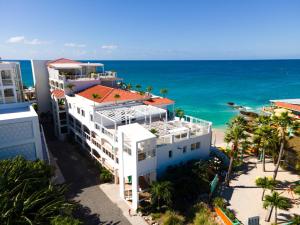 马霍礁Caribbean Oasis on Sunset Beach的海滩上白色建筑的空中景致