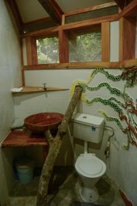 MakaungaTukulolo Treehouses的一间带卫生间和水槽的浴室