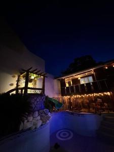 卡兰巴Hotspring Resort with Videoke的夜晚,房子的一侧有灯