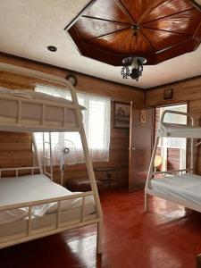 卡兰巴Hotspring Resort with Videoke的客房设有两张双层床和天花板。