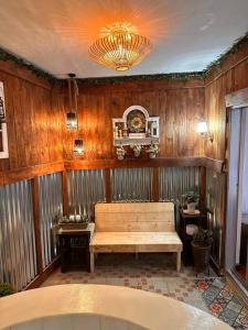 卡兰巴Hotspring Resort with Videoke的木板房,配有长凳和吊灯
