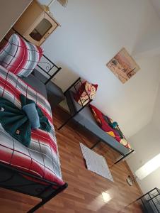 韦尔道Stella s Monteurswohnungen的卧室配有一张床和一张沙发,享有风景。