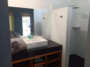 龙目岛库塔Rasti 2 homestay的浴室设有白色水槽和镜子
