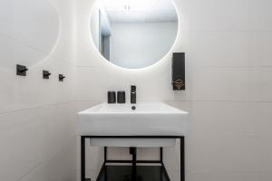 韦尔斯卡SETO MAN Puhkekeskus的浴室设有白色水槽和镜子