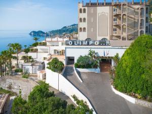 勒托阳尼Hotel Olimpo le Terrazze的享有市景和大楼景致
