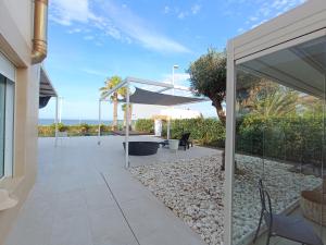 库列拉Casa Del Mar, piscina privada frente al mar的海景庭院