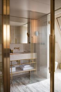 维也纳Almanac Palais Vienna的一间带水槽和镜子的浴室