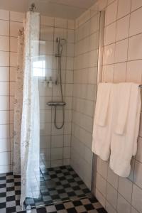 斯塔德Ludvigsdal Semesterboende的带淋浴和白色毛巾的浴室