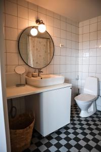 斯塔德Ludvigsdal Semesterboende的一间带水槽、镜子和卫生间的浴室