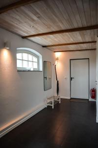 斯塔德Ludvigsdal Semesterboende的一间设有白色墙壁、窗户和门的房间