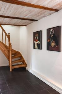 斯塔德Ludvigsdal Semesterboende的墙上有三幅画作的房间的楼梯