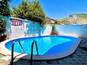 莫斯塔尔Hotel & Spa Villa Luxe的院子里的大型蓝色游泳池