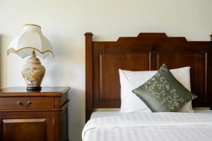 象岛Kooncharaburi Resort - Koh Chang的一间卧室配有一张床,床头柜上配有一盏灯