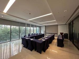 福州福州泰禾智选假日酒店的大型会议室配有桌椅