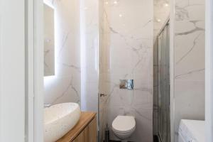 尼斯#43 Design Studio Terrace AC Wifi Sea View 1min Beach的白色的浴室设有卫生间和水槽。
