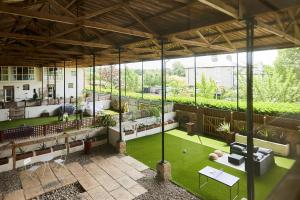 切姆The Chelmsford Hideaway - Spacious 5BDR House with Patio + Garden的一座带绿草庭院的大型建筑