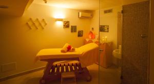 伊斯基亚安巴夏托里酒店的一间带桌子、水槽和淋浴的浴室