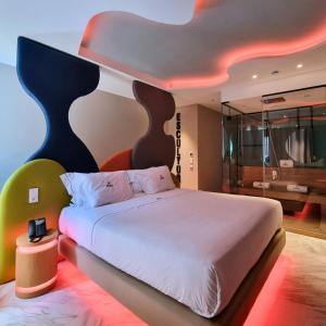 马德里Hotel Avenue - Lovely hotel的一间卧室设有一张大床,天花板上装饰有绘画作品