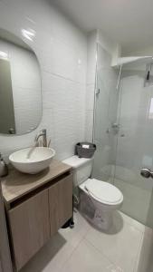 卡塔赫纳Apartamento muy cerca al Mar de 3 habitaciones的一间带水槽、卫生间和镜子的浴室