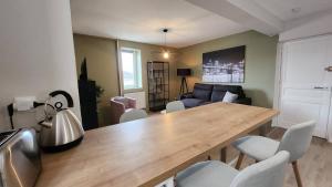 里摩日Les appartements de Louis的客厅配有木桌和椅子