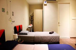 哥打京那巴鲁D'CASA Riverson at Kota Kinabalu的酒店客房,设有两张床和一张沙发