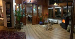 拉特乌伊莱Hotel Coeur Du Village的一间铺有木地板的客厅和一间带桌子的房间