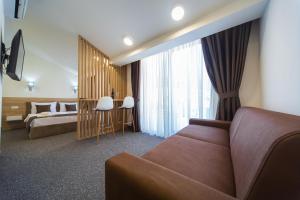 布德瓦Rooftop apartments & rooms Budva的酒店客房设有一张沙发和一张床
