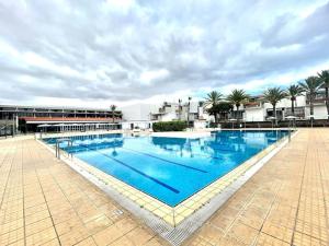 德尔锡伦西奥海岸Apartamento con piscina sur de Tenerife的大楼顶部的大型游泳池
