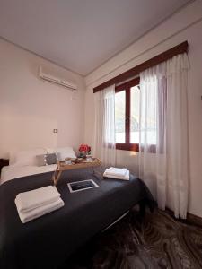 萨拉米斯Salamis Luxury Escape的酒店客房设有两张床和窗户。
