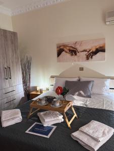 萨拉米斯Salamis Luxury Escape的一间卧室配有一张桌子和一张桌子。