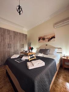 萨拉米斯Salamis Luxury Escape的一间卧室配有一张大床和一张桌子