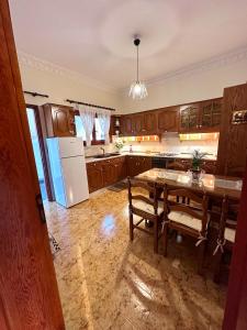 萨拉米斯Salamis Luxury Escape的厨房配有桌子和冰箱