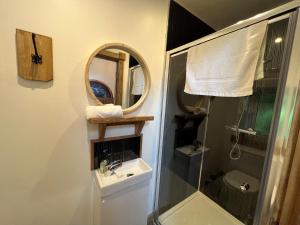 马特洛克Explorers Retreat Matlock Bath的带淋浴、盥洗盆和镜子的浴室