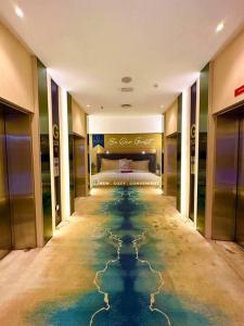 古晋Kuching Kozi Square Apartment (II)的酒店客房的地板上设有水池