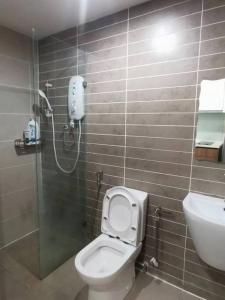 古晋Kuching Kozi Square Apartment (II)的带淋浴、卫生间和盥洗盆的浴室