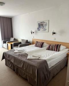 姆拉哥沃伊娃旅馆的一张大床,位于带两把椅子的房间