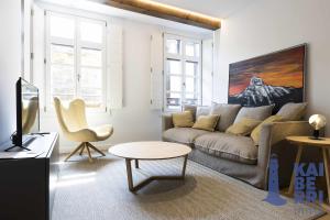 宏达瑞比亚Ubilla by Kaiberri Inmo的客厅配有沙发和桌子