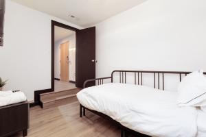 温斯顿·塞勒姆Entire condo in downtown winston的卧室配有白色的床和镜子