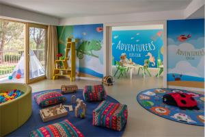 维拉摩拉Anantara Vilamoura Family Friendly的儿童房,带玩具的游乐区